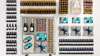 La aerolínea Qantas está vendiendo en internet los carritos de bebidas de los aviones Boeing 747 que acaba de retirar (y vienen llenos)